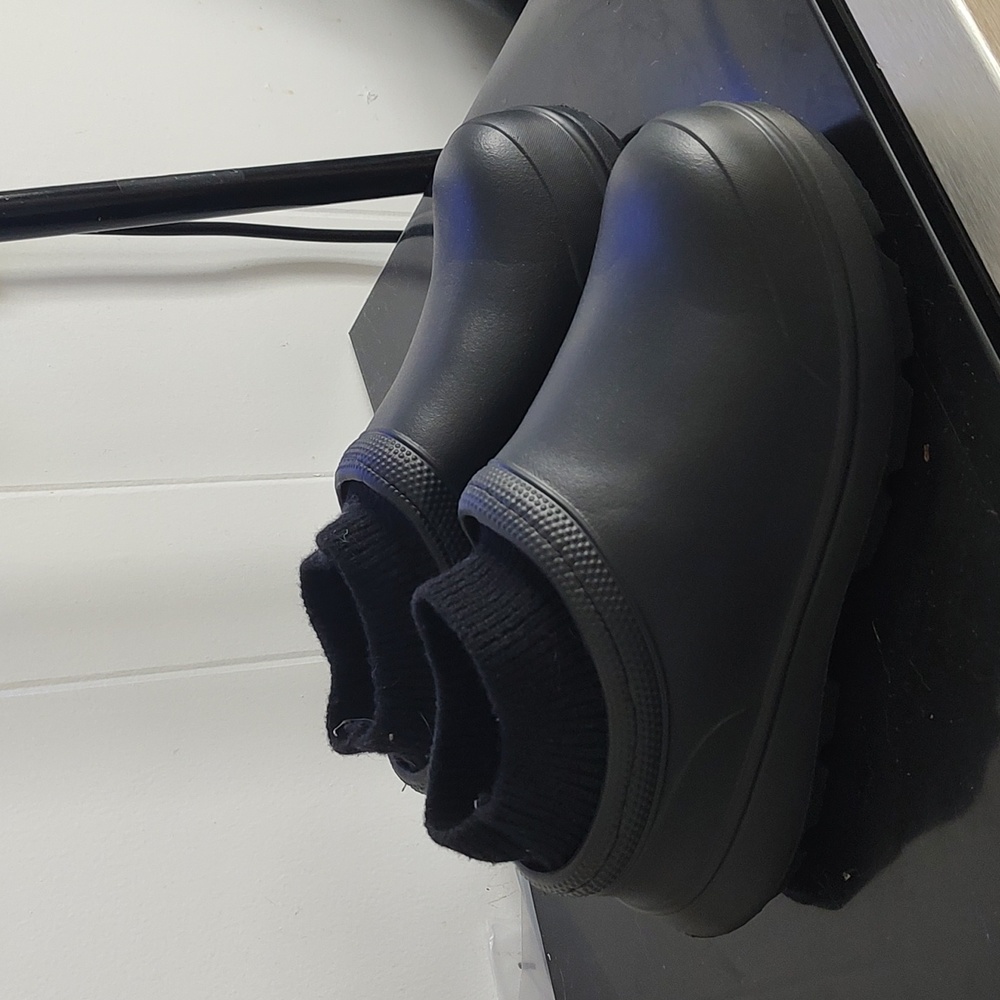 Work shoes with cushion inside